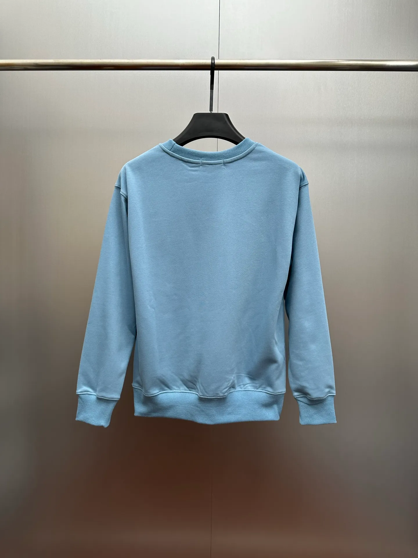 P250 RalphLauren/Ralph Lauren 2025 new autumn and winter bear letter printed terry sweatshirt Ralph Lauren's age-reducing item, the coat fabric is made of 60% cotton➕40% polyester, which not only retains the softness, comfort and breathability of cotton, but also adds the wear resistance and wrinkle resistance of polyester fiber, making the clothes more durable and easy to care for. Even in slightly cooler weather, you won't feel stuffy when wearing it. This kind of fabric has a natural crisp feel and is not easy to pill or deform. The bear on the chest is printed with English letters. It is full of color, full of three-dimensionality, and lifelike, adding a bit of liveliness and interest to the whole sweatshirt. There is no pressure to dress, regardless of age or gender. Complete accessories!  Color: Cailan Size: S M L XL